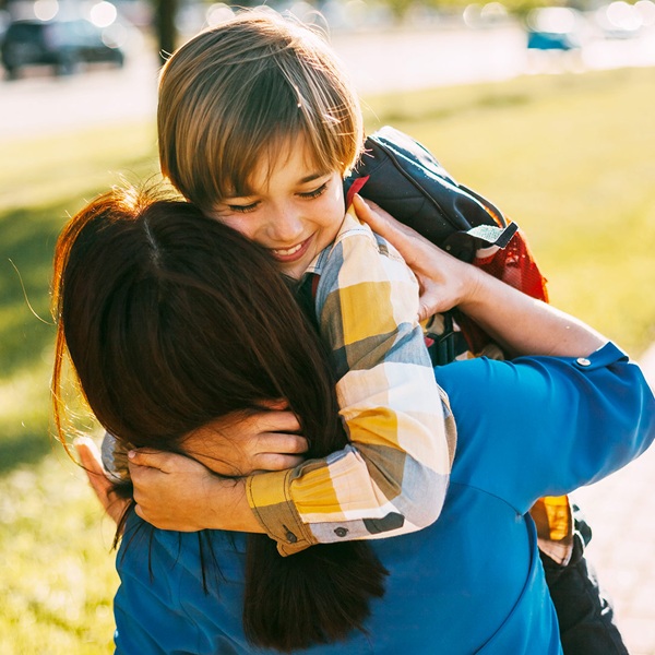 djali përqafon nënën
