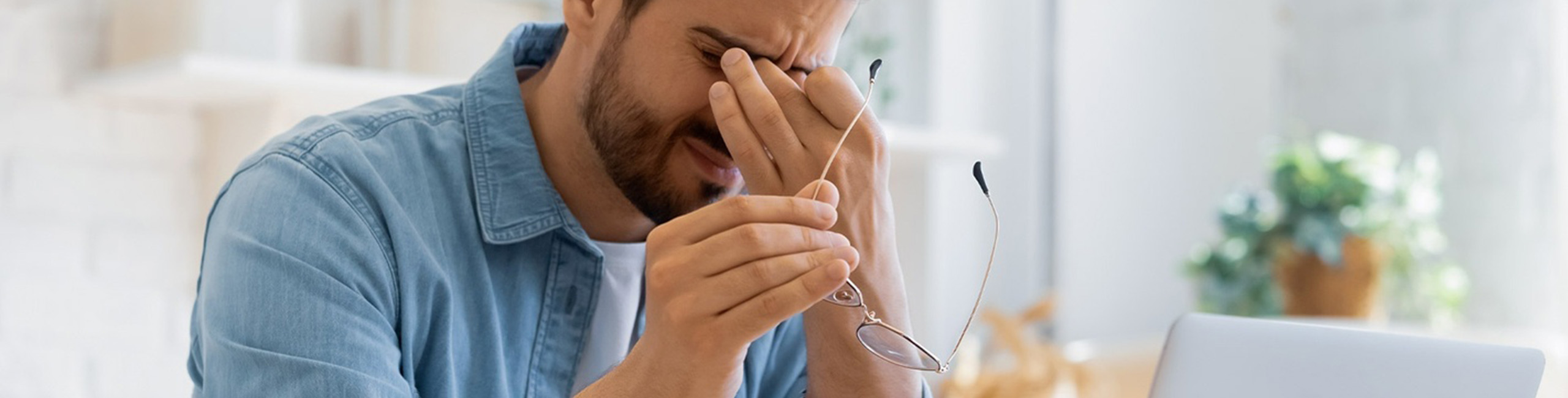 Një burrë i stresuar për punën.

