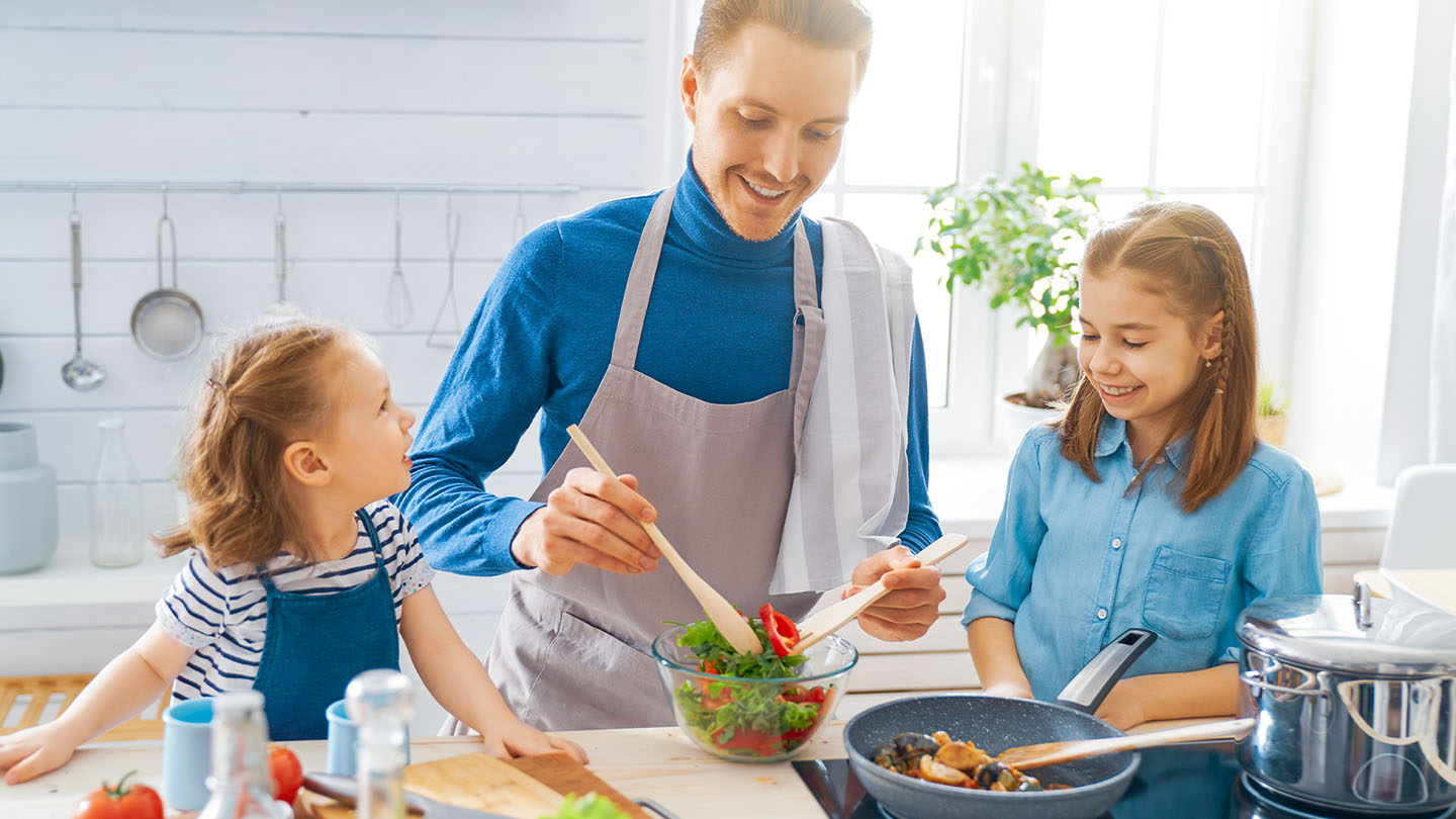 Një familje po përgatit një vakt të shëndetshëm në kuzhinë.
