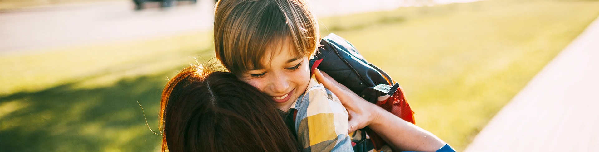 djali përqafon nënën
