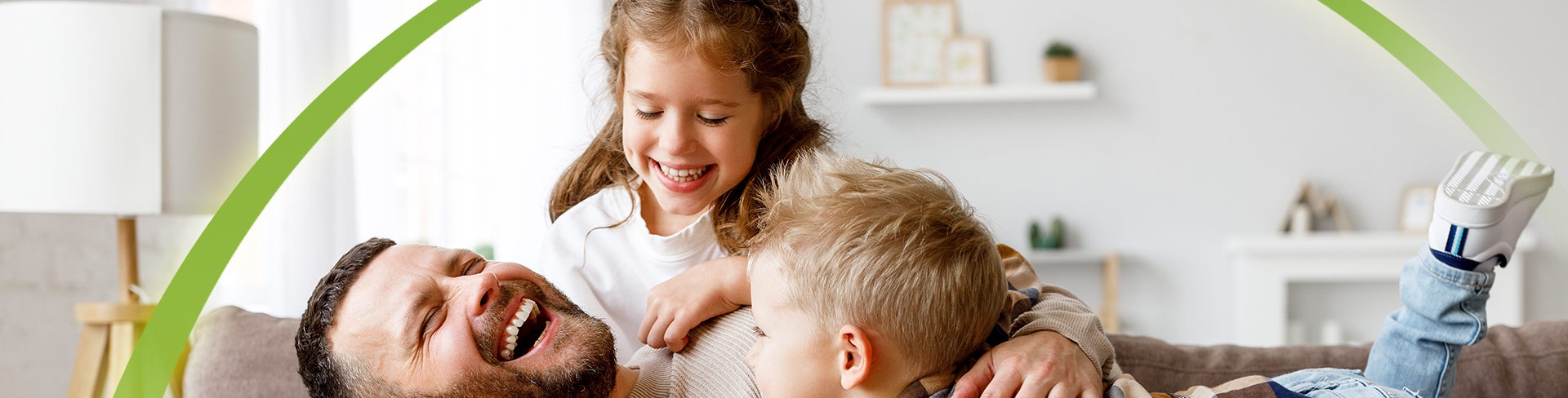 Babai me fëmijë në divan
