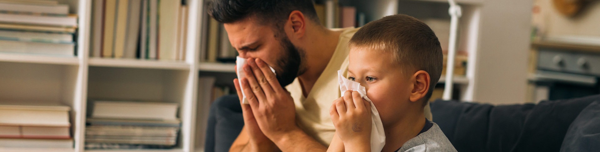 Babai dhe djali gjatë një ftohjeje
