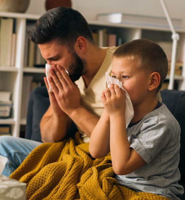 Babai dhe djali gjatë një ftohjeje
