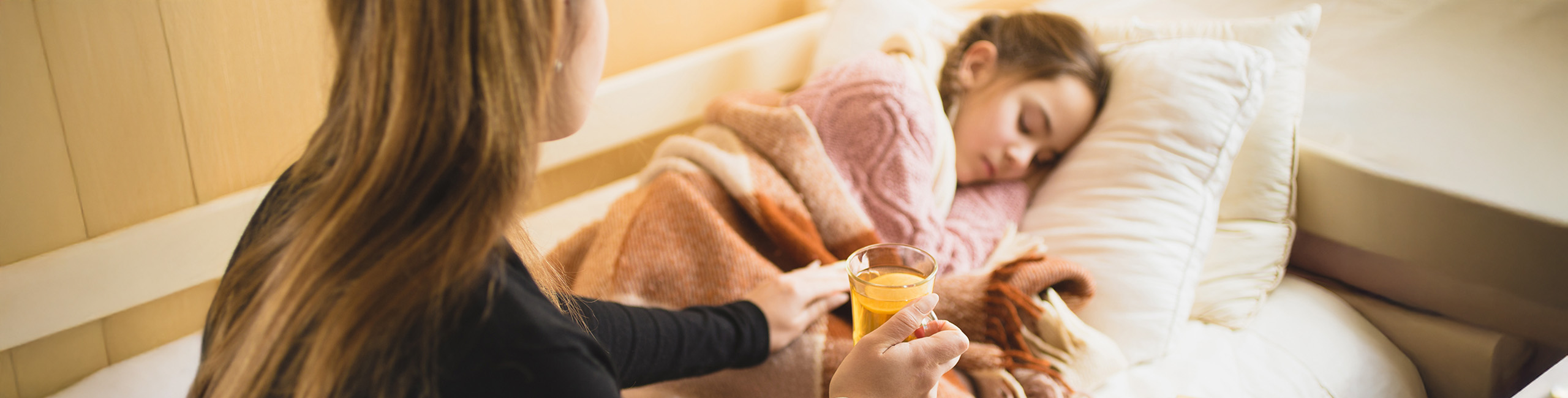 Një nxënëse shkolle e sëmurë dhe nëna e saj.
