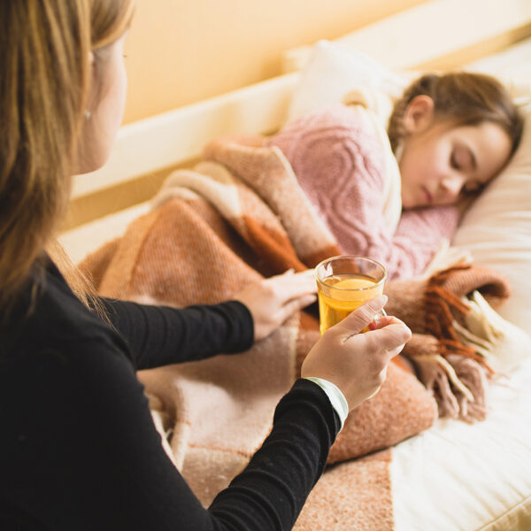 Një nxënëse shkolle e sëmurë dhe nëna e saj.
