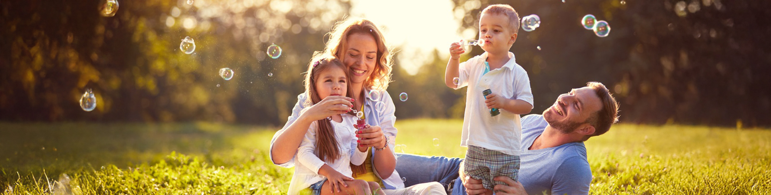 Një familje e pakujdesshme dhe e shëndetshme që luan jashtë.
