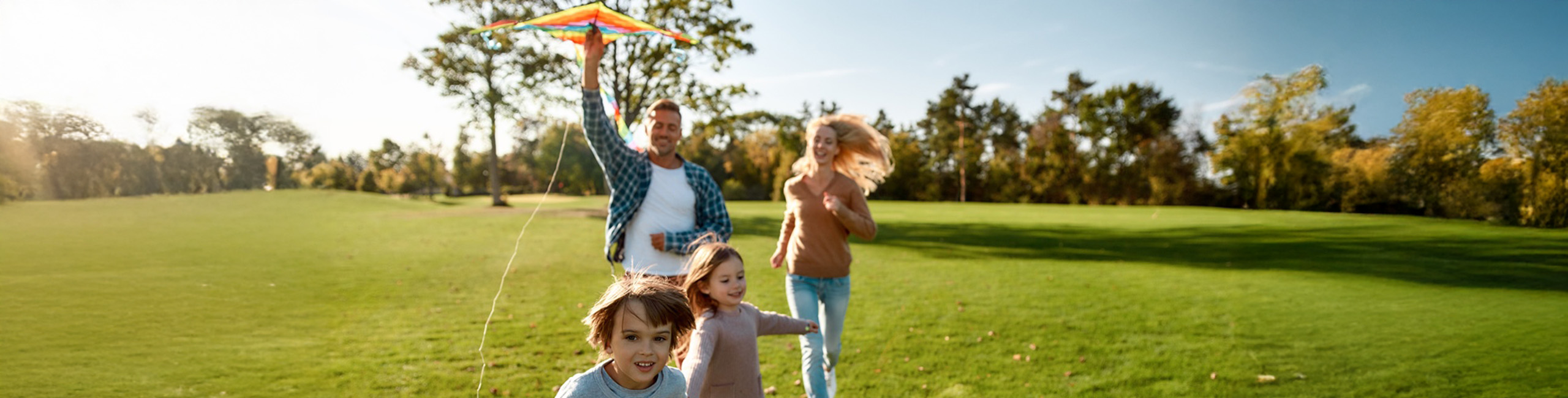 Familje jashtë, duke shijuar pushimet.

