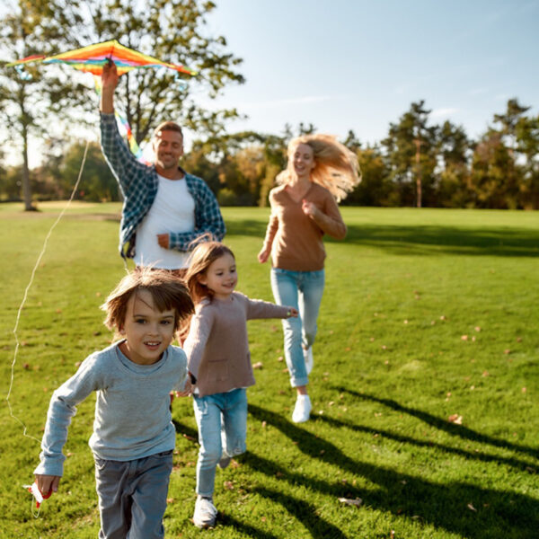 Familje jashtë, duke shijuar pushimet.

