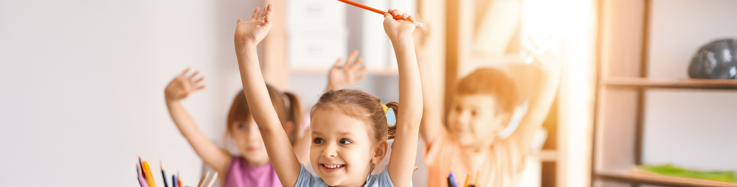 Fëmijë të lumtur në shkollë ose kopsht.
