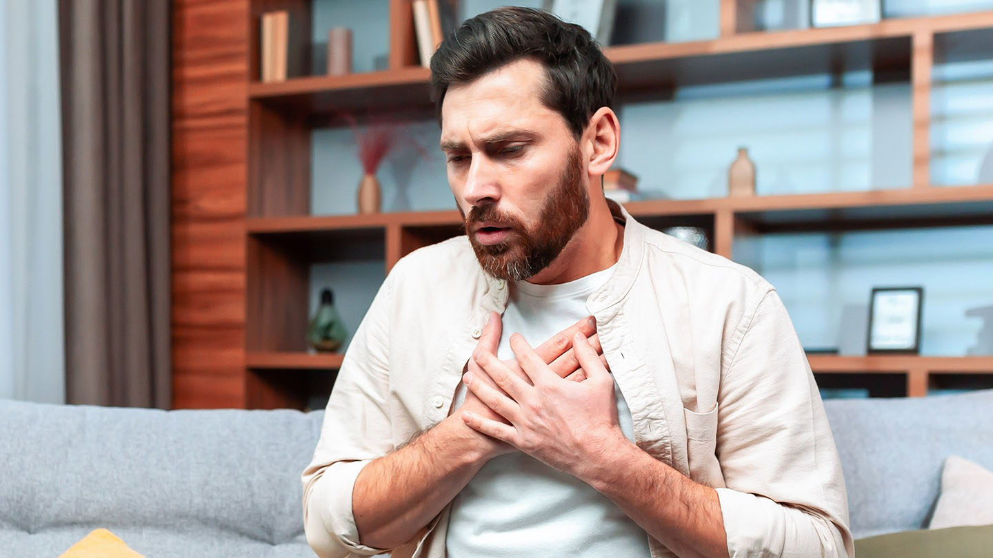 Një burrë kollitet; një rënie e imunitetit.
