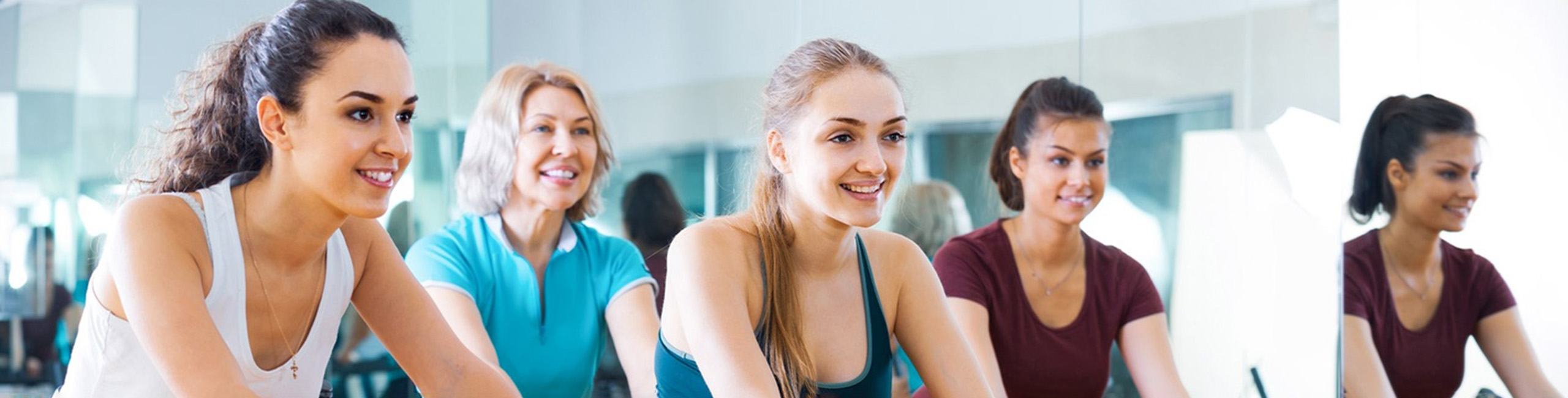 Gratë e reja kënaqen me ushtrimet në grup.
