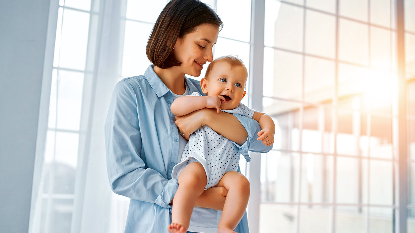 Nëna me fëmijë në krahë.
