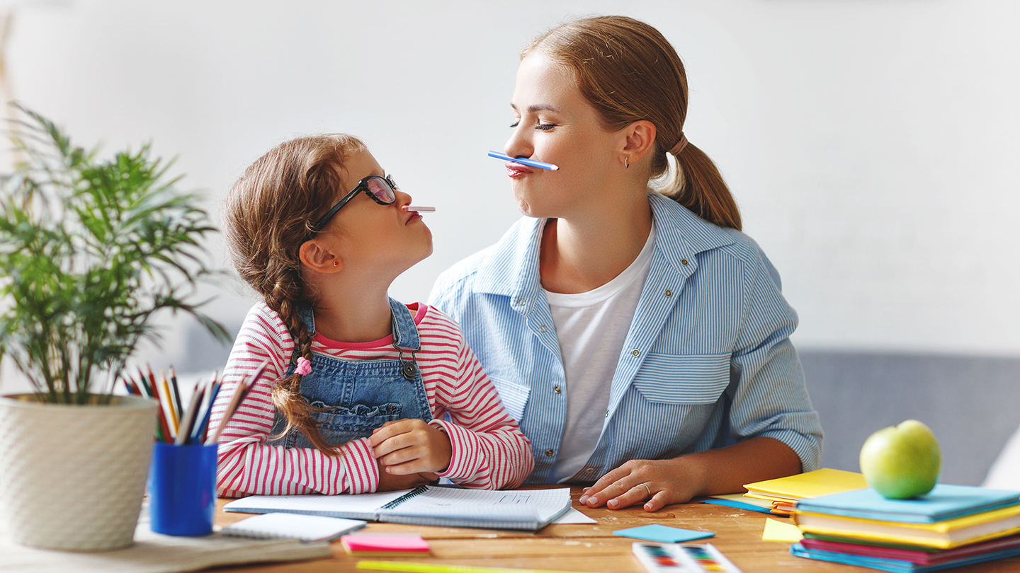 Motrat po luajnë ndërsa bëjnë detyrat e shtëpisë.
