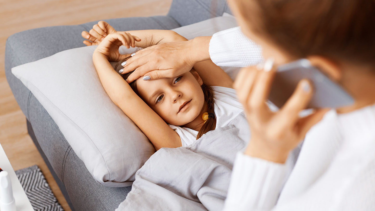 Fëmijë i sëmurë me nënën, ftohje, grip.
