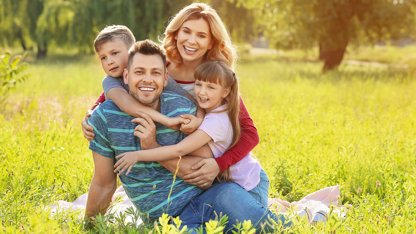 Familje e lumtur në një piknik në natyrë.
