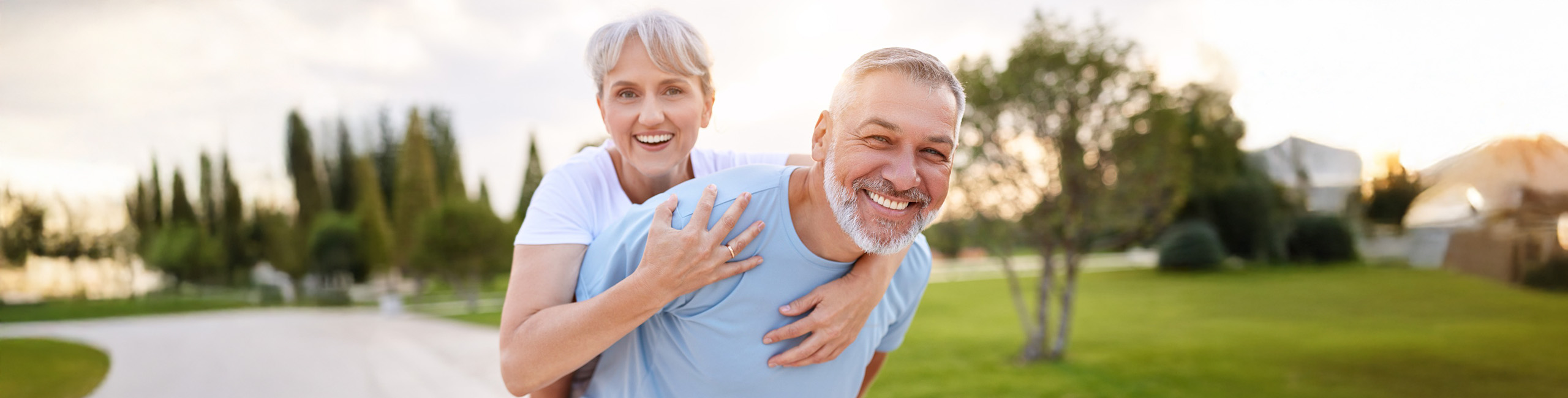 Çift i shëndetshëm i moshuar që shijon natyrën.
