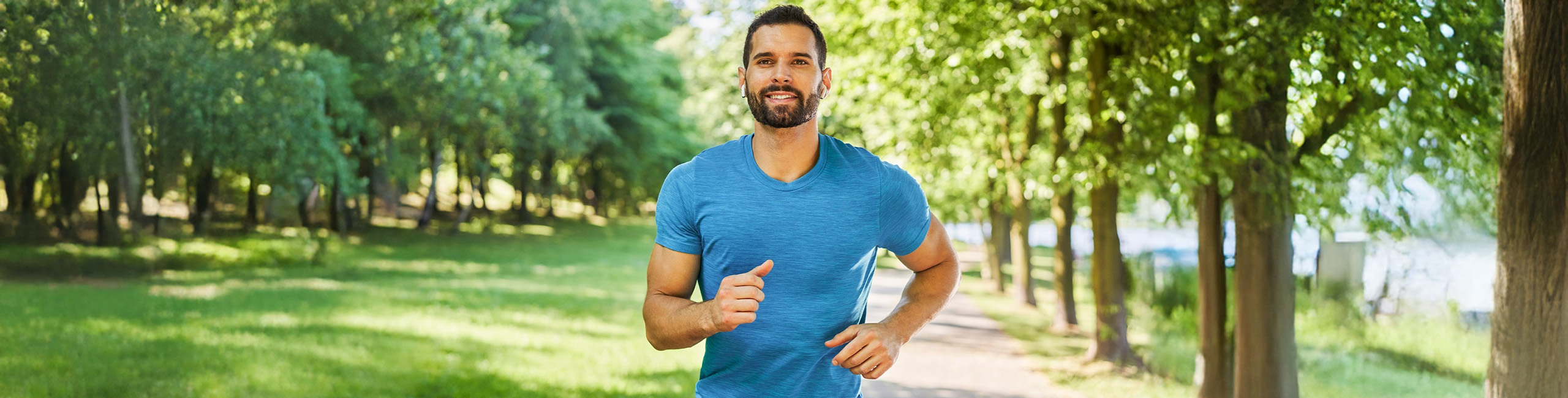 Burrë duke vrapuar në park, aktivitet fizik.
