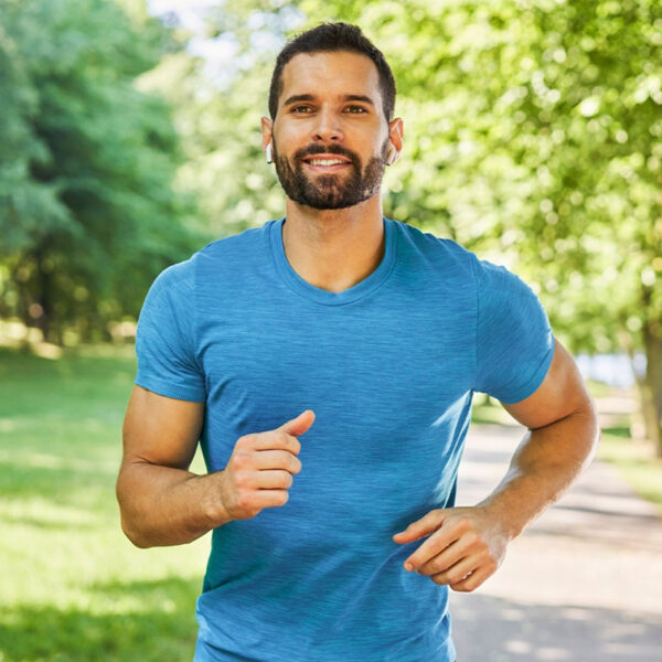 Burrë duke vrapuar në park, aktivitet fizik.
